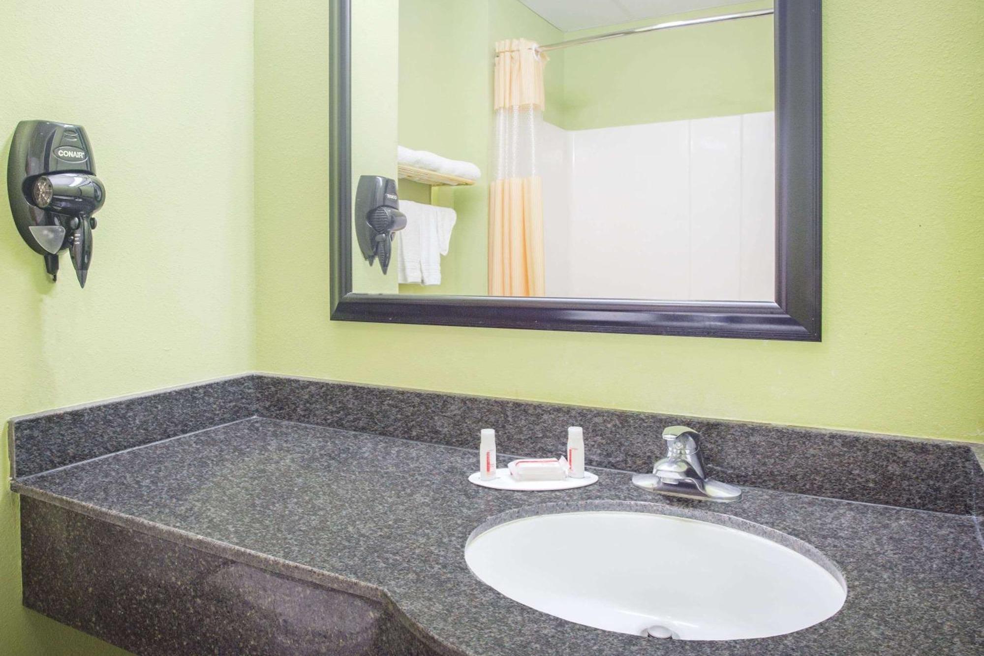 Days Inn & Suites By Wyndham Swainsboro Экстерьер фото